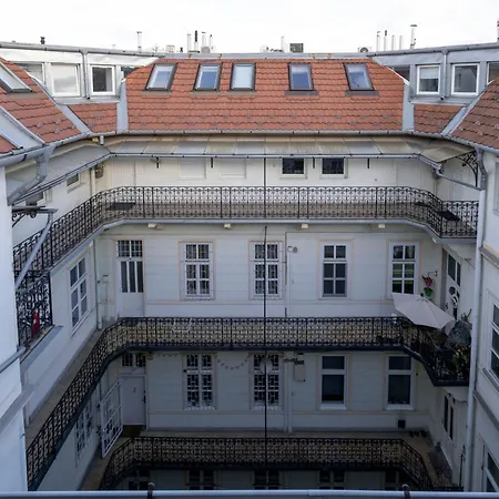 Naomi & Sophia * Budapešť